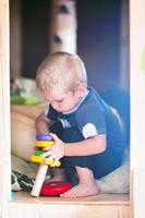 mignon petit enfant jouer et s'amuser photo