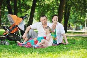 famille au parc se détendre et s'amuser photo