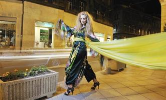 femme élégante dans la rue de la ville la nuit photo