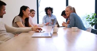 équipe commerciale de démarrage lors d'une réunion dans un immeuble de bureaux moderne photo