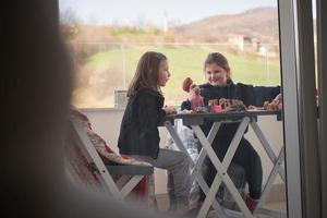 petites filles jouant avec des poupées photo