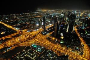 panorama du centre-ville de dubaï la nuit photo