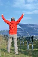 ingénieur de panneaux solaires masculins sur le lieu de travail photo