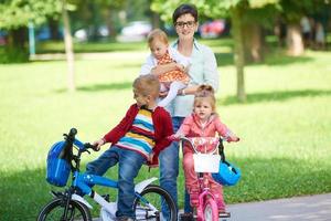 heureuse jeune famille dans le parc photo