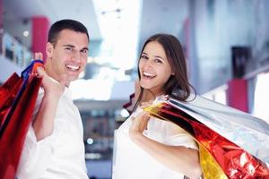 heureux jeune couple faisant du shopping photo