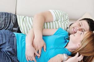 couple se détendre à la maison sur un canapé photo