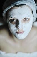 femme avec masque facial en studio cosmétique photo