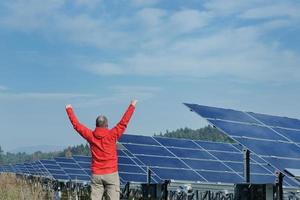 ingénieur de panneaux solaires masculins sur le lieu de travail photo