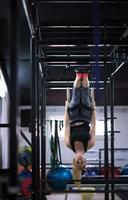 femme travaillant sur des anneaux de gymnastique photo