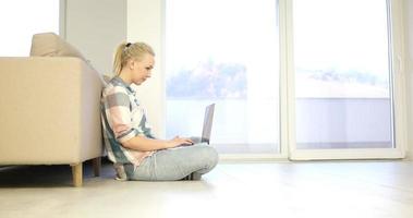 jeunes femmes utilisant un ordinateur portable sur le sol photo