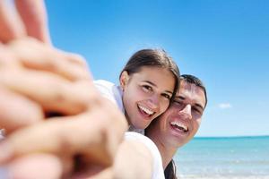 un couple heureux s'amuse sur la plage photo