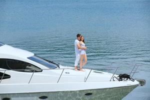 jeune couple sur yacht photo