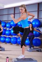 femme entrant dans un centre de remise en forme photo