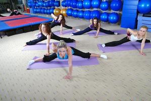 belles jeunes filles travaillant dans une salle de sport photo