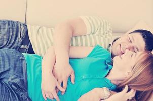 couple se détendre à la maison sur un canapé photo