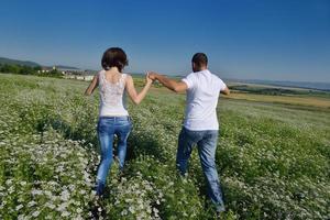 couple heureux dans le champ de blé photo