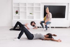 un groupe multiethnique de personnes se détend dans leur nouvel appartement photo