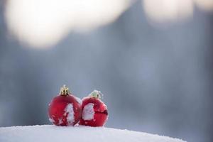 boule de noel dans la neige photo