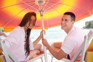 un couple heureux s'amuse sur la plage photo