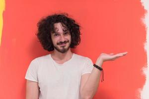 jeune homme avec des cheveux drôles sur un fond de couleur photo