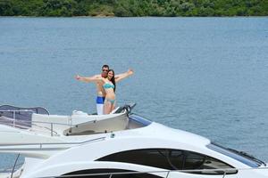 jeune couple sur yacht photo