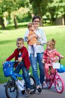 heureuse jeune famille dans le parc photo