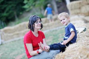 femme et enfant s'amusent en plein air photo