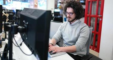 homme d'affaires travaillant à l'aide d'un ordinateur portable au bureau de démarrage photo