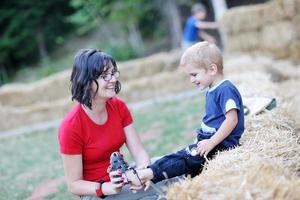 femme et enfant s'amusent en plein air photo