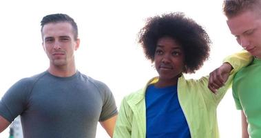 portrait d'un groupe multiethnique de jeunes sur le jogging photo