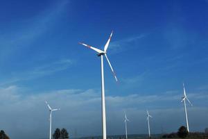 éolienne générant de l'électricité écologique photo