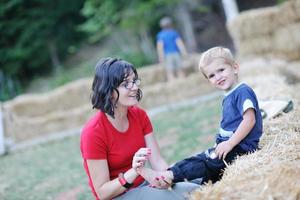 femme et enfant s'amusent en plein air photo