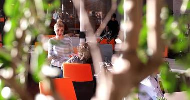 équipe commerciale lors d'une réunion dans un immeuble de bureaux moderne photo