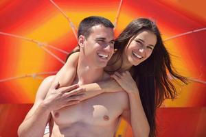 un couple heureux s'amuse sur la plage photo