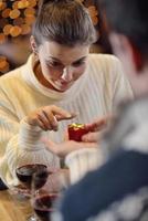 jeune homme donne un cadeau à une fille photo