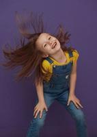 jolie petite fille qui danse à la maison photo