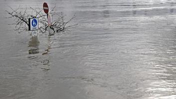 Conditions météorologiques extrêmes - zone piétonne inondée à Cologne, Allemagne photo