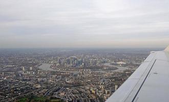 vue aérienne de la ligne d'horizon de londres vue d'un avion lors de son approche photo