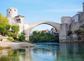 le célèbre pont stari most à mostar, bosnie-herzégovine photo