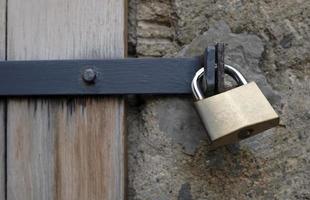 cadenas en métal à une vieille porte en bois photo