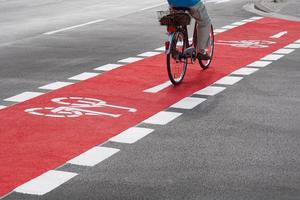 cycliste sur piste cyclable photo