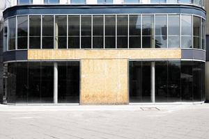 immobilier commercial vacant avec vitrine en verre moderne après la fermeture de l'entreprise photo