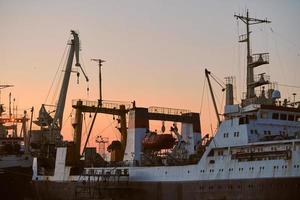 navires dans le port de mer sur fond de coucher de soleil photo