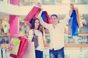 heureux jeune couple faisant du shopping photo