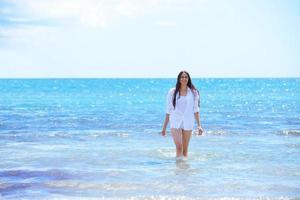 femme heureuse profiter des vacances d'été photo