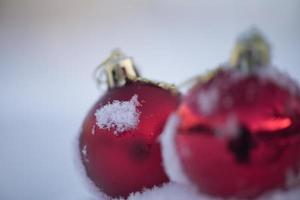 boule de noel dans la neige photo