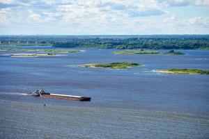 barge sur la rivière naviguant vers le port pour le fret. transport pour le transport de pierre concassée et de sable photo