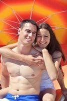 un couple heureux s'amuse sur la plage photo