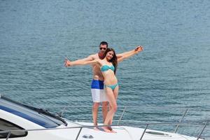 jeune couple sur yacht photo