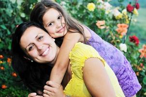 heureuse maman et fille en plein air photo